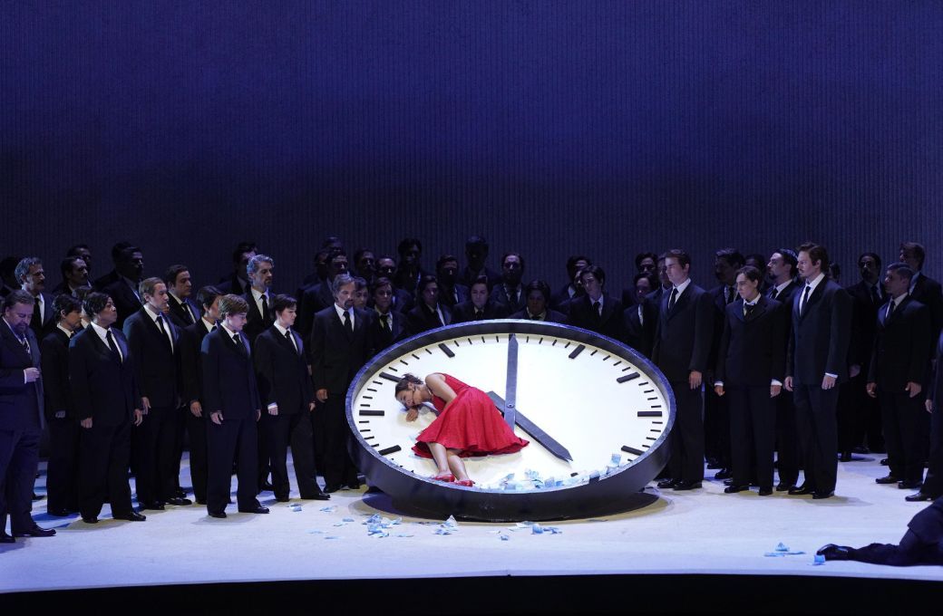 Nadine Sierra (Violetta Valéry), Xabier Anduaga (Alfredo) y el Coro Titular del Teatro Real &copy; Javier del Real | Teatro Real