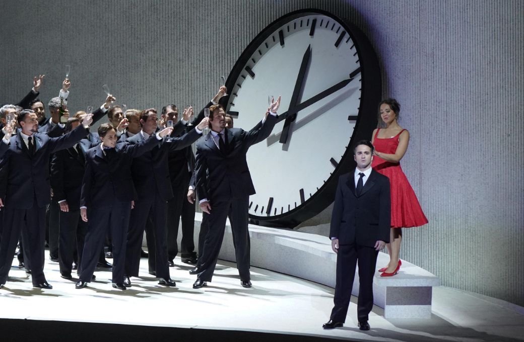 Coro Titular del Teatro Real, Xabier Anduaga (Alfredo) y Nadine Sierra (Violetta Val&eacute;ry) &copy; Javier del Real | Teatro Real