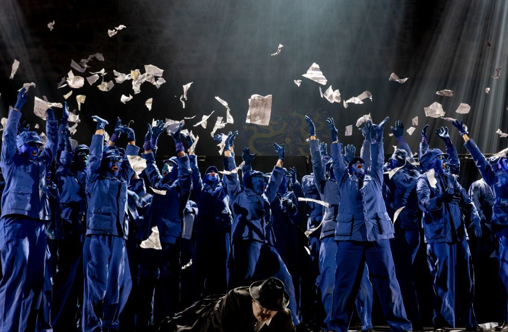 Matti Turunen (Timur) and Savonlinna Opera Festival Choir &copy; Toni Härkänen