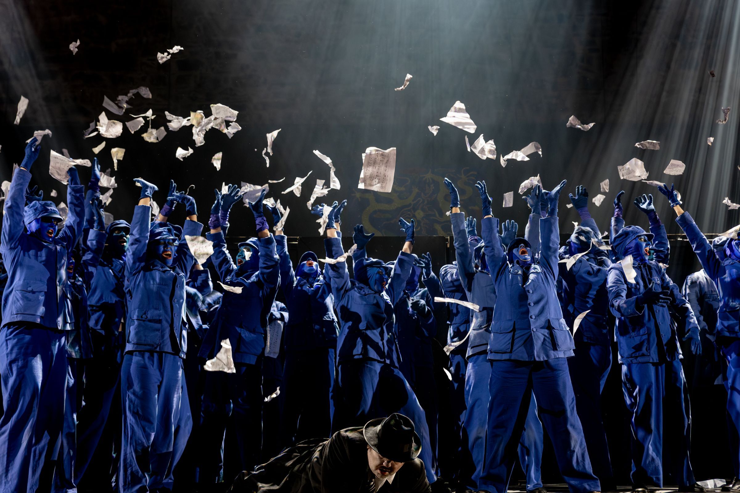 Matti Turunen (Timur) and Savonlinna Opera Festival Choir © Toni Härkänen