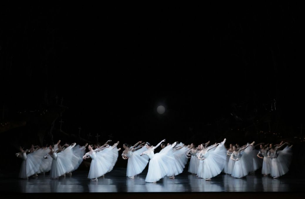 Yui Negishi as Myrtha and Artists of the National Ballet of Japan in Act 2 of <i>Giselle</i> &copy; Kiyonori Hasagawa