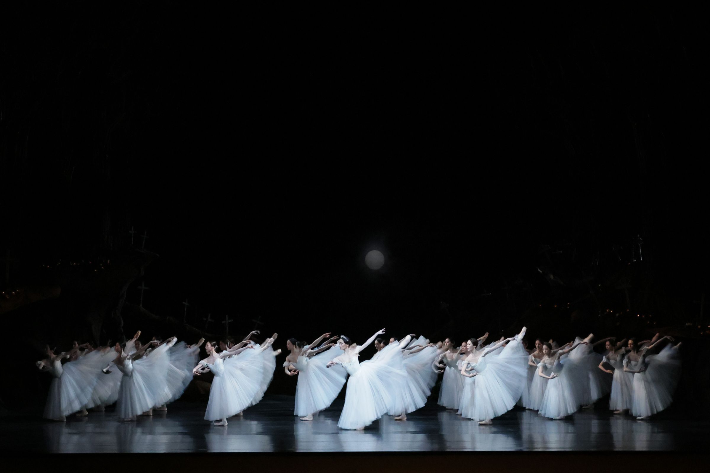 Yui Negishi as Myrtha and Artists of the National Ballet of Japan in Act 2 of <i>Giselle</i> &copy; Kiyonori Hasagawa
