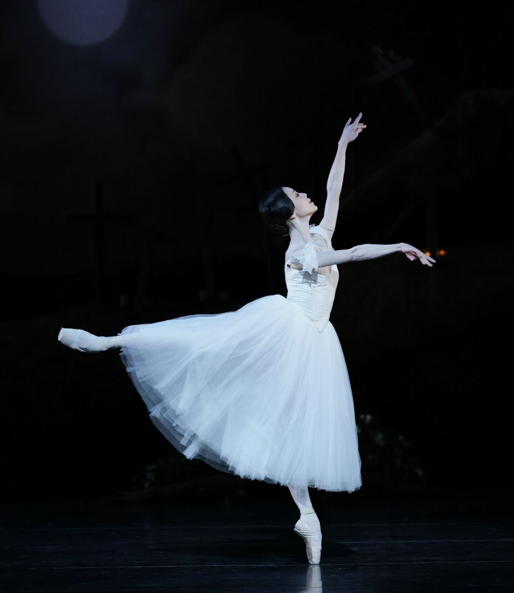 Ayako Ono as Giselle in Miyako Yoshida's <i>Giselle</i> &copy; Kiyonori Hasegawa