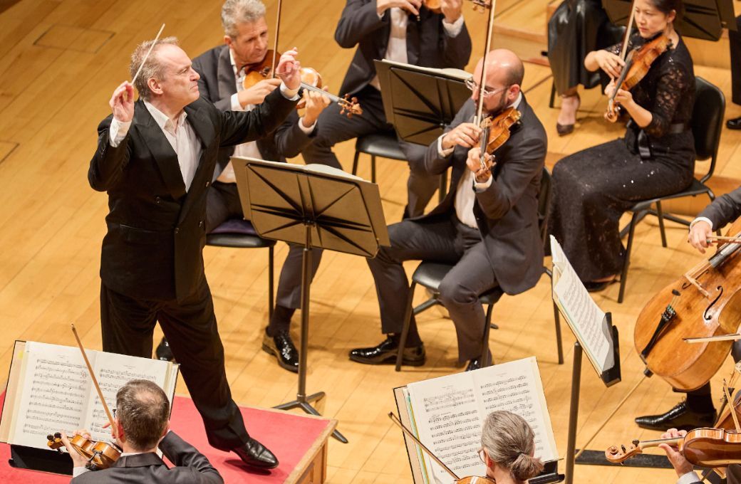 Jonathan Nott conducts the Orchestre de la Suisse Romande © Lotte Concert Hall