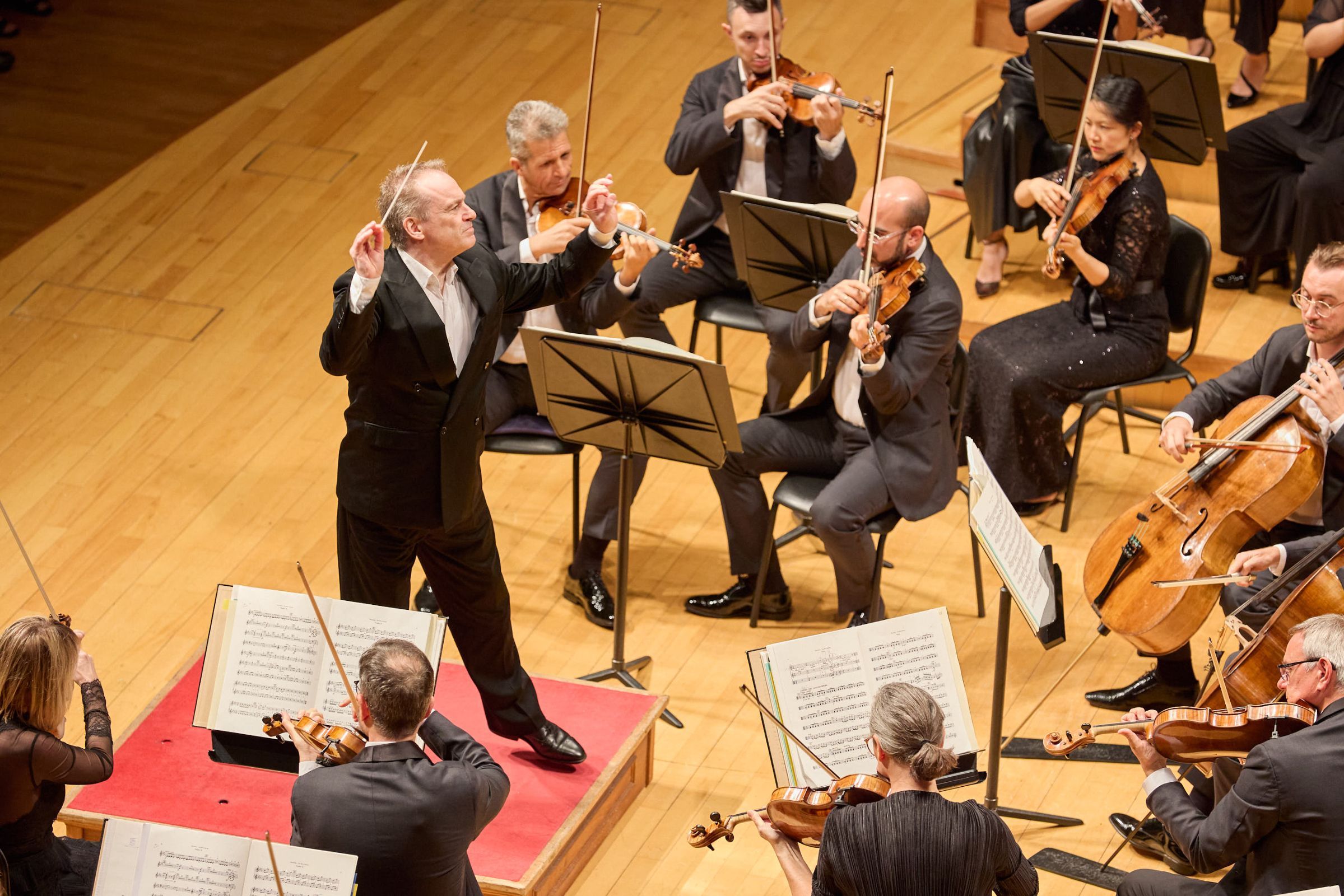 Jonathan Nott conducts the Orchestre de la Suisse Romande &copy; Lotte Concert Hall