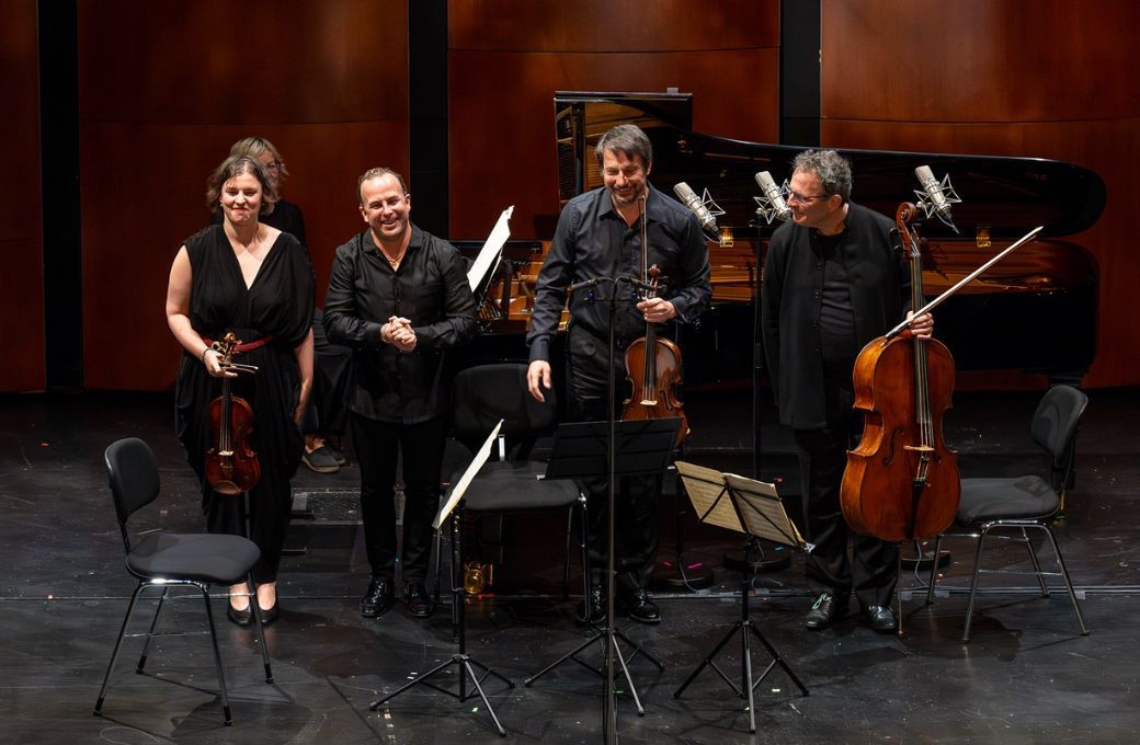 Yannick Nézet-Séguin mit Solist*innen des Chamber Orchestra of Europe © Michael Gregonowits