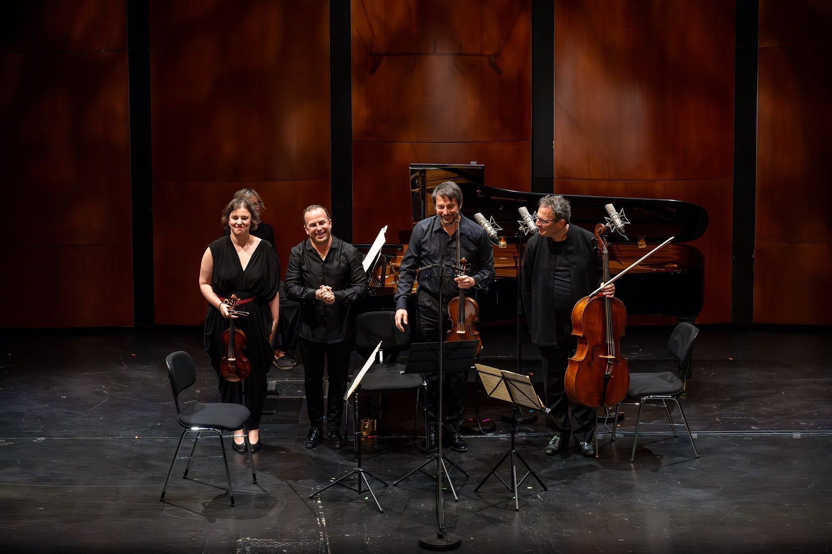 Yannick Nézet-Séguin mit Solist*innen des Chamber Orchestra of Europe © Michael Gregonowits