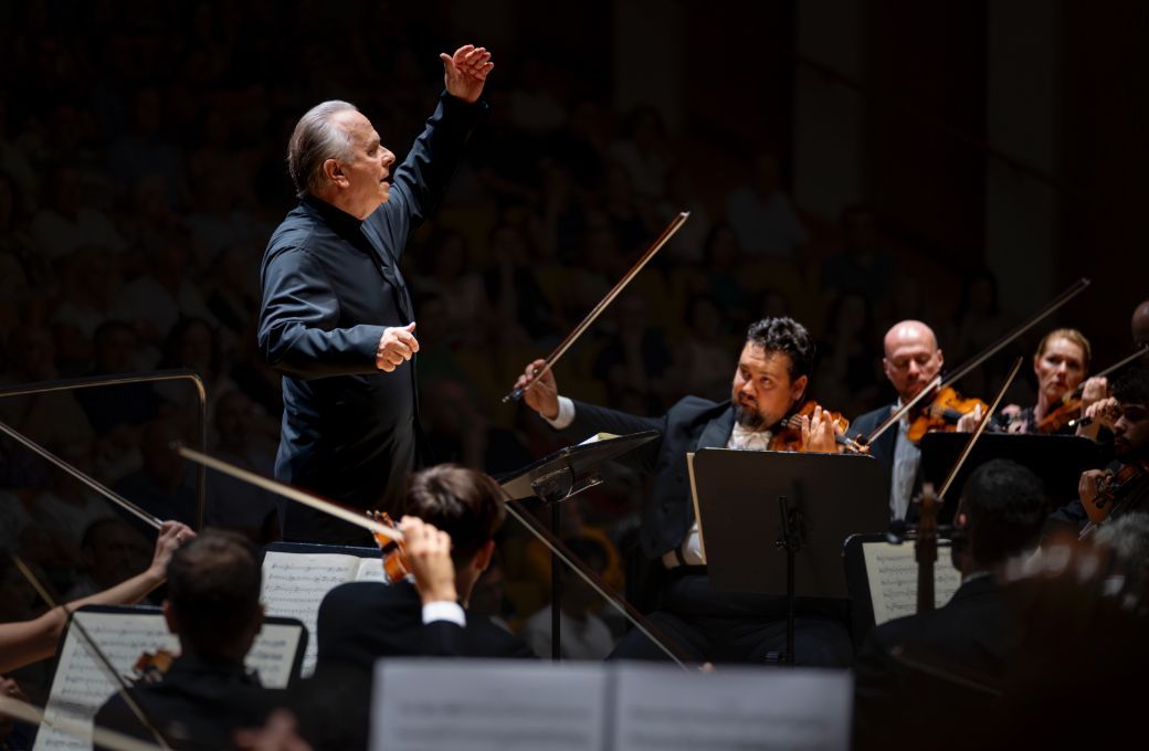 Sir Mark Elder al frente de la Orquestra de la Comunitat Valenciana &copy; Mikel Ponce | Les Arts