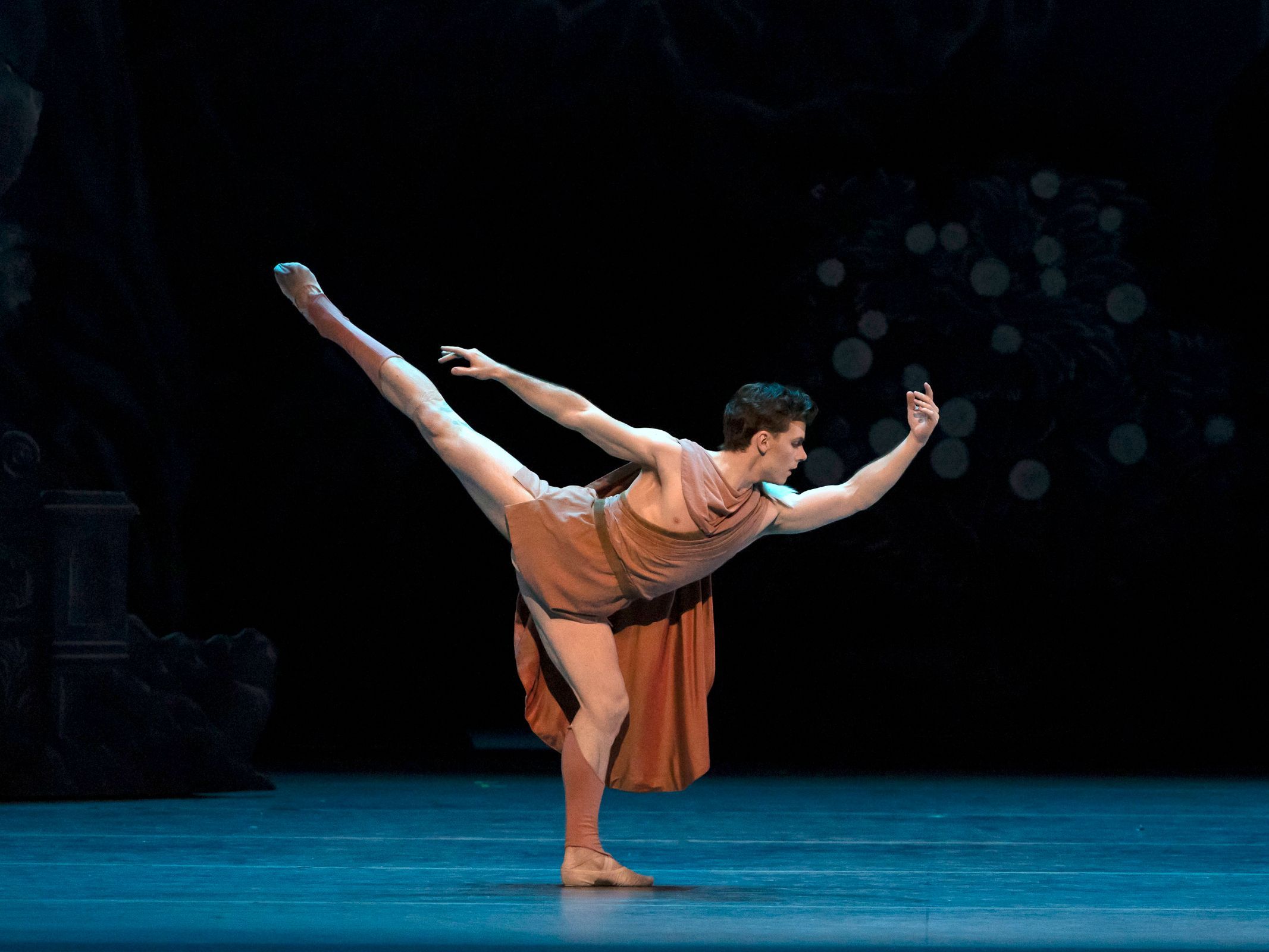 Jake Roxander as Aminta in Frederick Ashton's <i>Sylvia</i> &copy; HELI