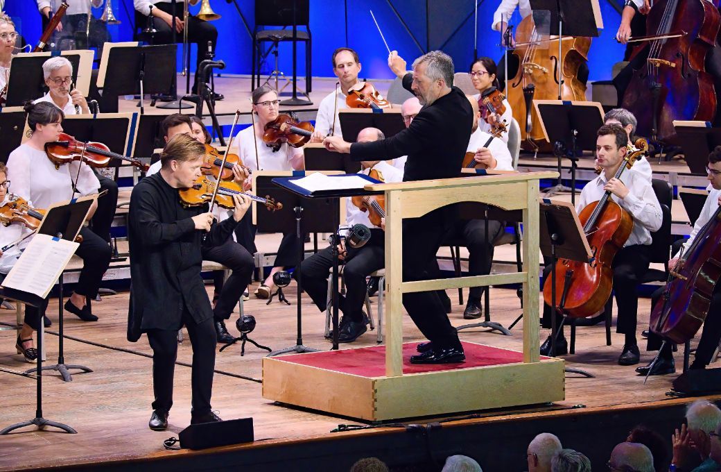 Pekka Kuusisto, Thomas Adès and the Boston Symphony Orchestra © Hilary Scott, courtesy of the BSO