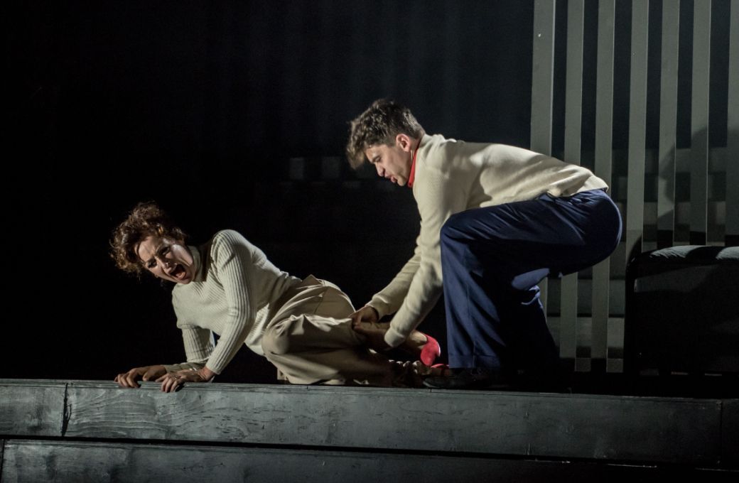 Allison Cook (Gertrude) and Gregory Feldmann (Hamlet) &copy; Genevieve Girling