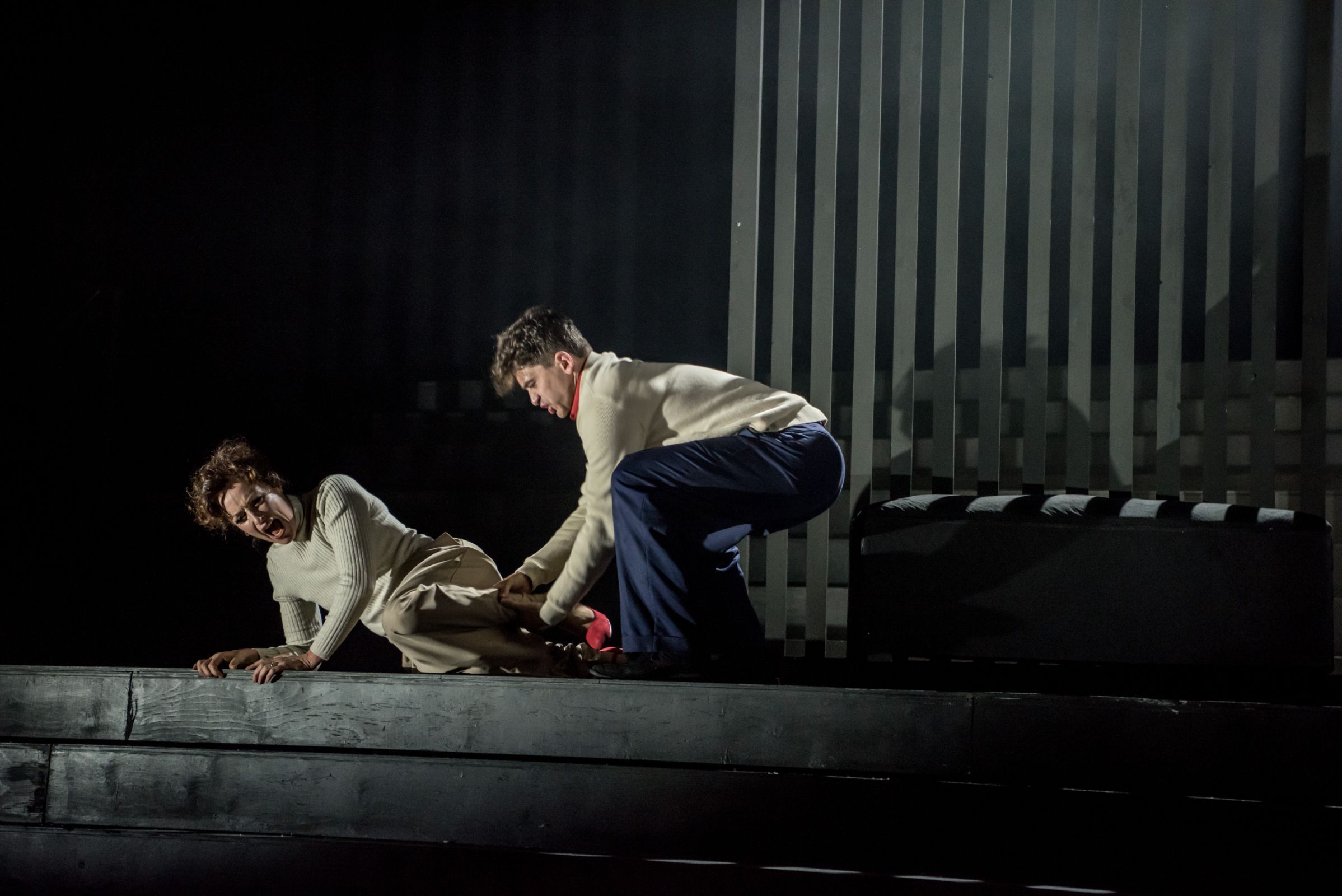 Allison Cook (Gertrude) and Gregory Feldmann (Hamlet) &copy; Genevieve Girling