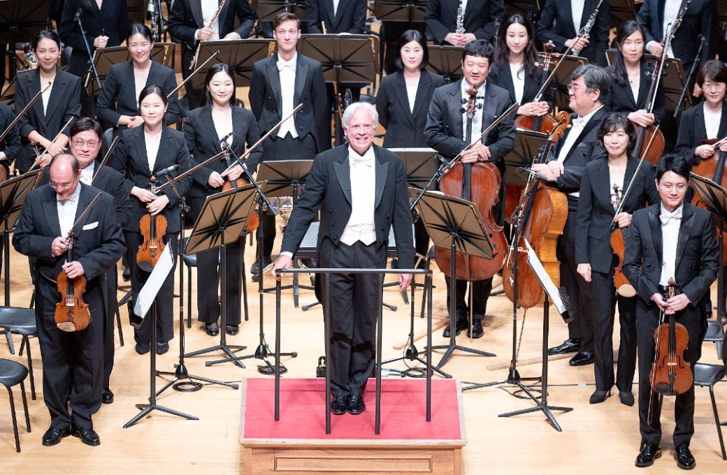 Markus Stenz and the KBS Symphony Orchestra © KBS Symphony Orchestra