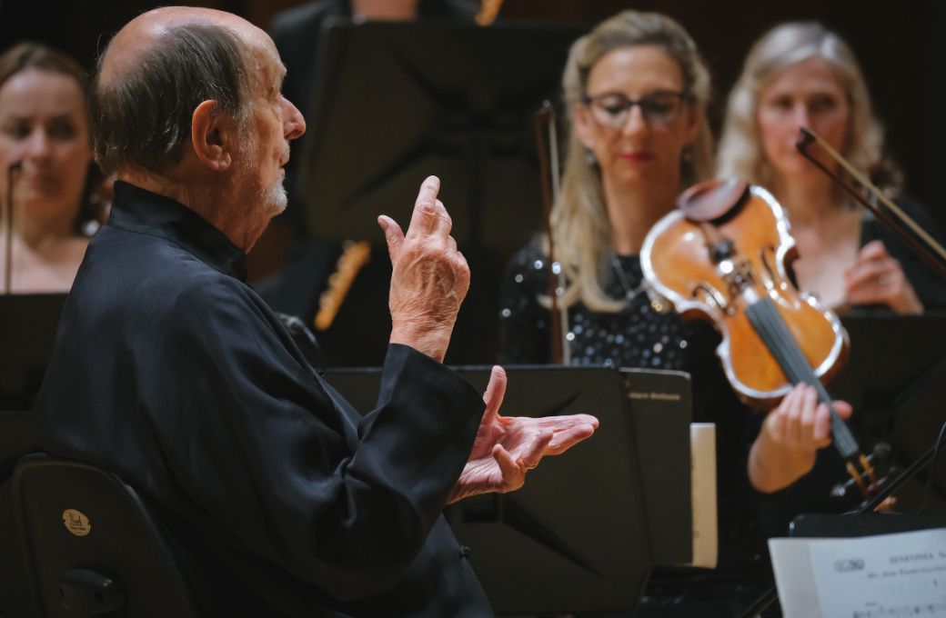 Sir Roger Norrington conducts the Royal Northern Sinfonia © Thomas Jackson at Tynesight Photography