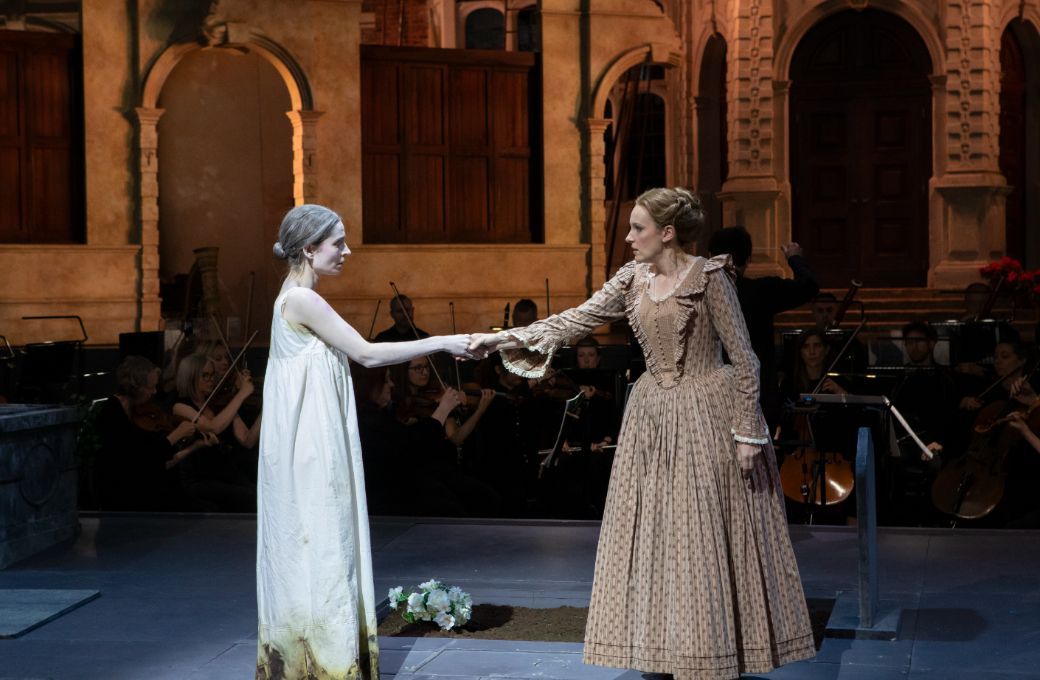 Tabitha Ryenolds (Ghost) and Jennifer France (Lucia) © Ali Wright