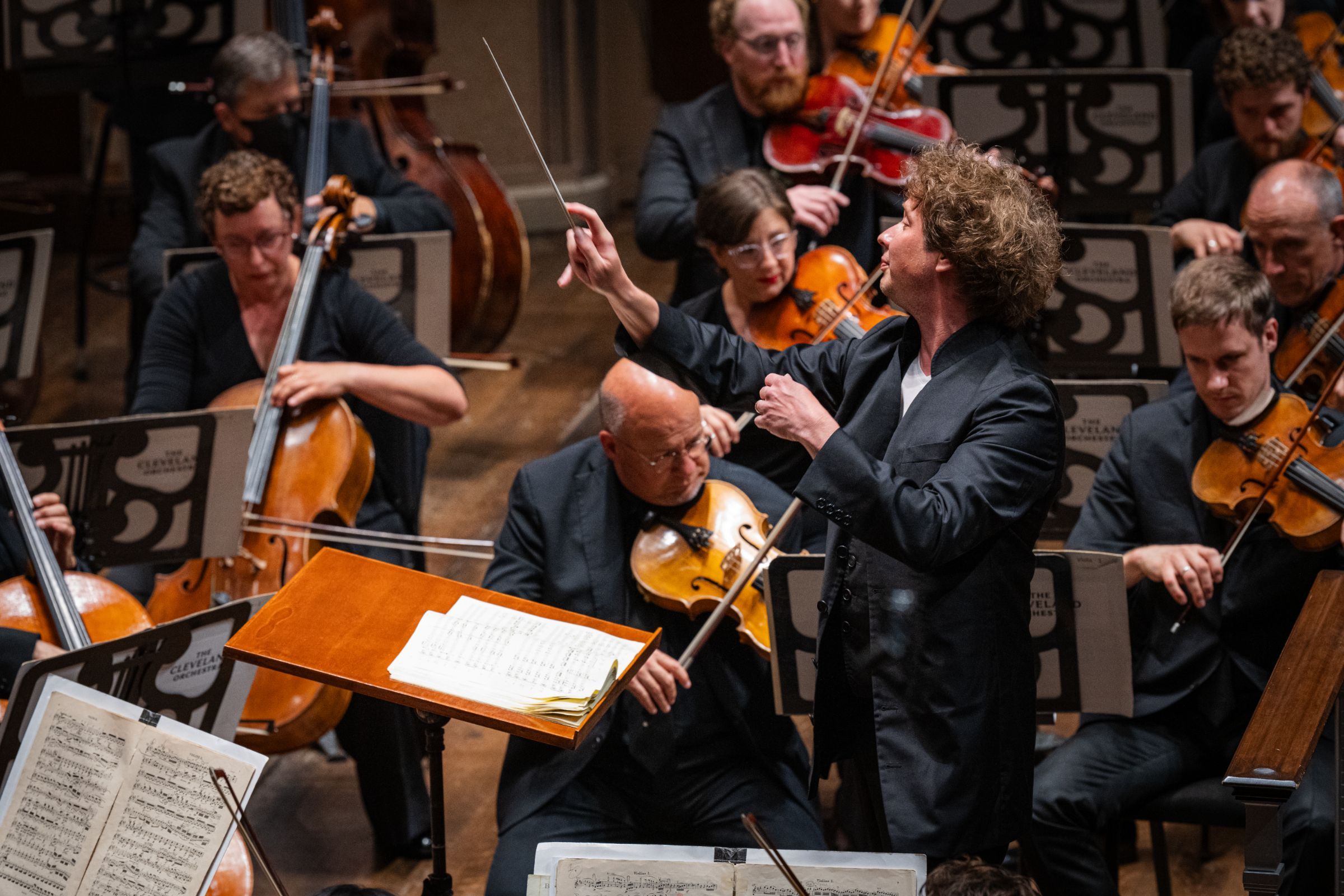 Santtu-Matias Rouvali conducts The Cleveland Orchestra © Aireonna McCall-Dube