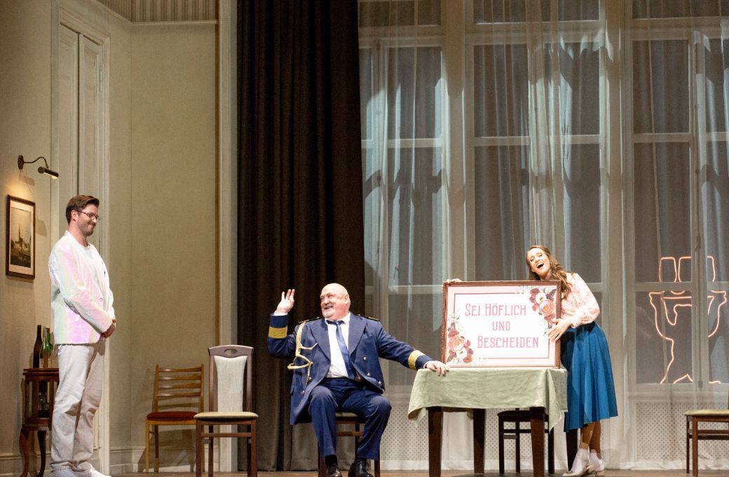 Samuel Hasselhorn (Barbier Schneidebart), Peter Rose (Sir Morosus) and Brenda Rae (Aminta) &copy; Bernd Uhlig