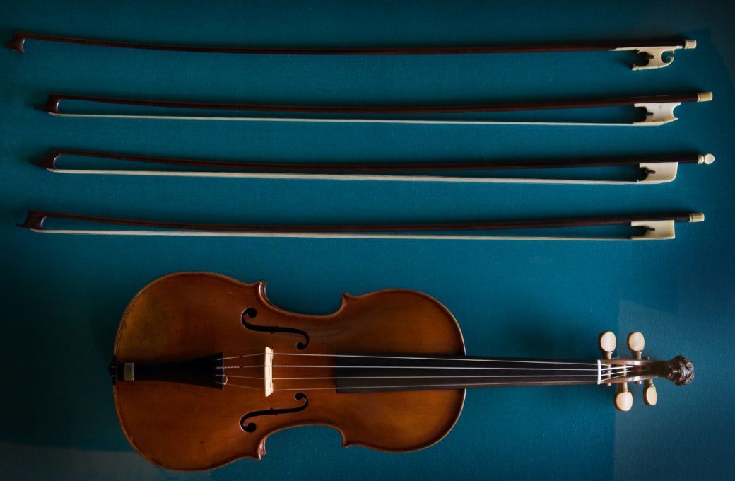 Violin bows and violin &copy; Jorge Royan | Wikimedia Commons