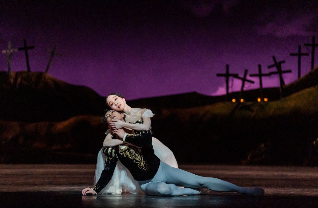 Yui Yonezawa as Giselle and Shun Izawa as Albrecht in Miyako Yoshida's <i>Giselle</i> &copy; Tristram Kenton