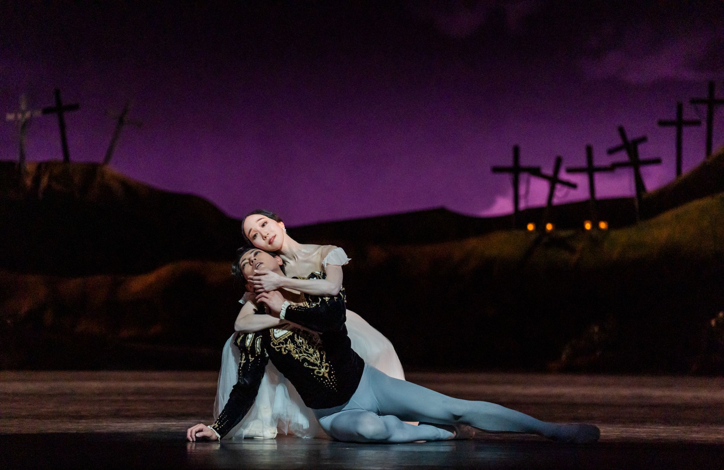 Yui Yonezawa as Giselle and Shun Izawa as Albrecht in Miyako Yoshida's <i>Giselle</i> &copy; Tristram Kenton