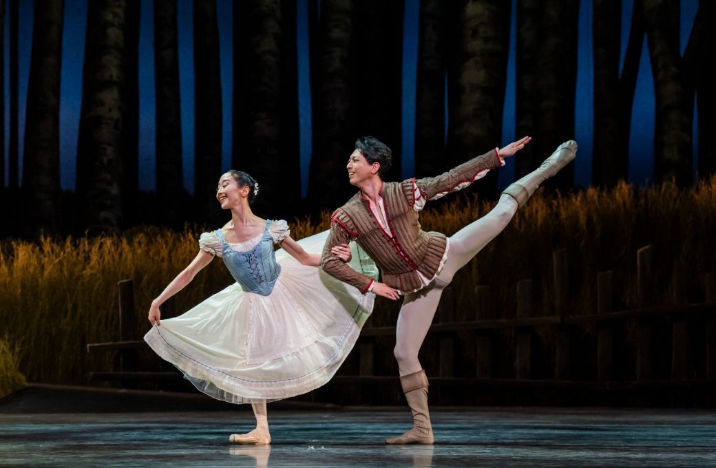 Yui Yonezawa as Giselle and Shun Izawa as Albrecht in Miyako Yoshida's <i>Giselle</i> &copy; Tristram Kenton