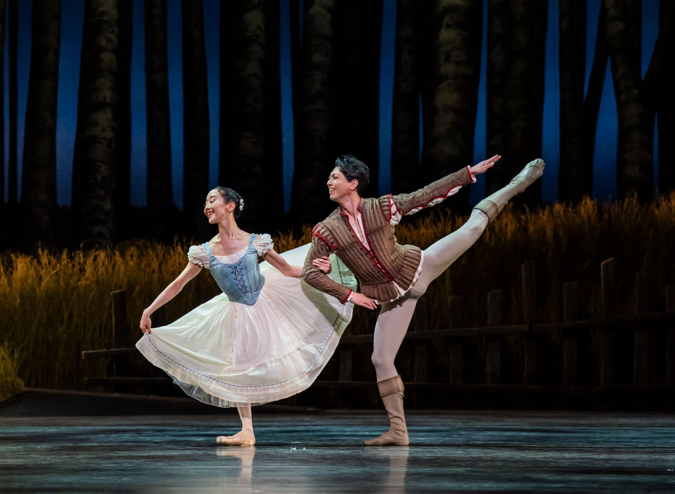 Yui Yonezawa as Giselle and Shun Izawa as Albrecht in Miyako Yoshida's <i>Giselle</i> &copy; Tristram Kenton