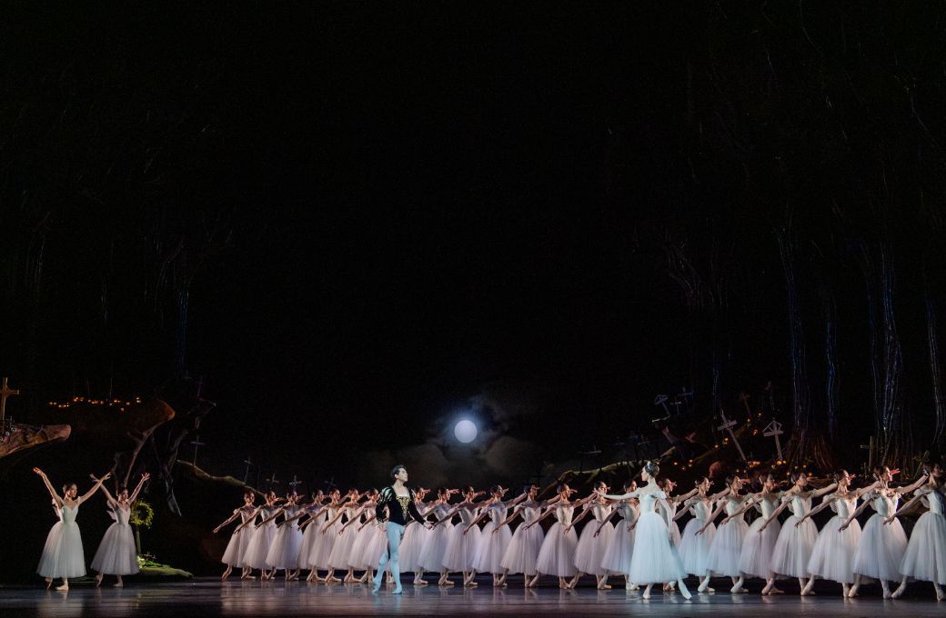 Shun Izawa as Albrecht and Akari Yoshida as Myrtha with National Ballet of Japan in <i>Giselle</i> &copy; Tristram Kenton