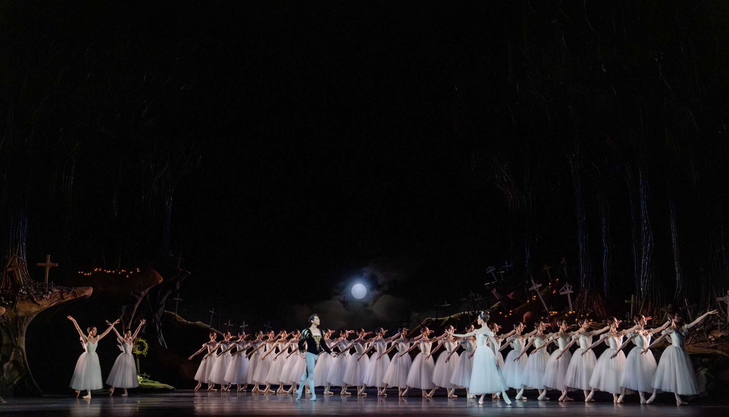 Shun Izawa as Albrecht and Akari Yoshida as Myrtha with National Ballet of Japan in <i>Giselle</i> &copy; Tristram Kenton