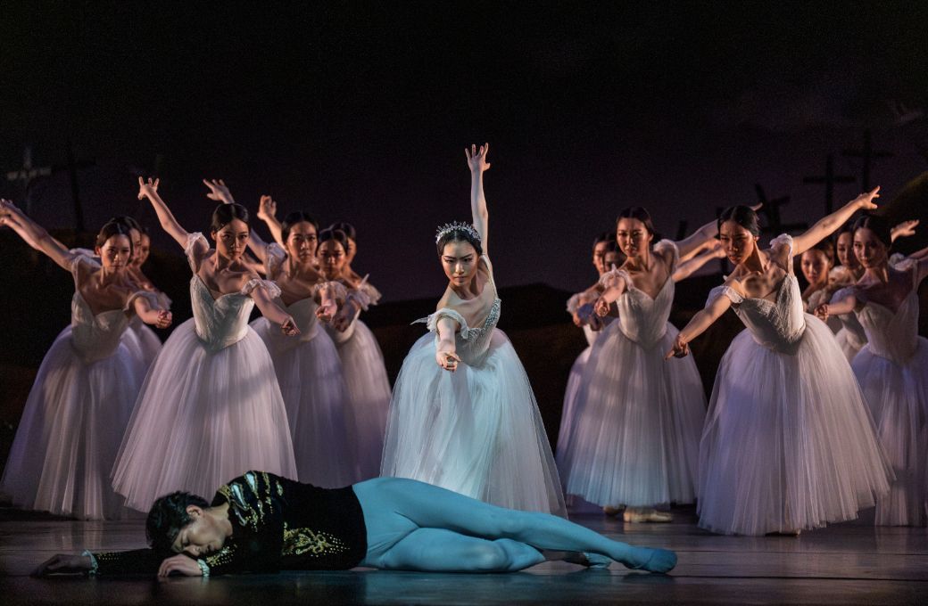 Shun Izawa as Albrecht and Akari Yoshida as Myrtha with National Ballet of Japan in <i>Giselle</i> &copy; Tristram Kenton