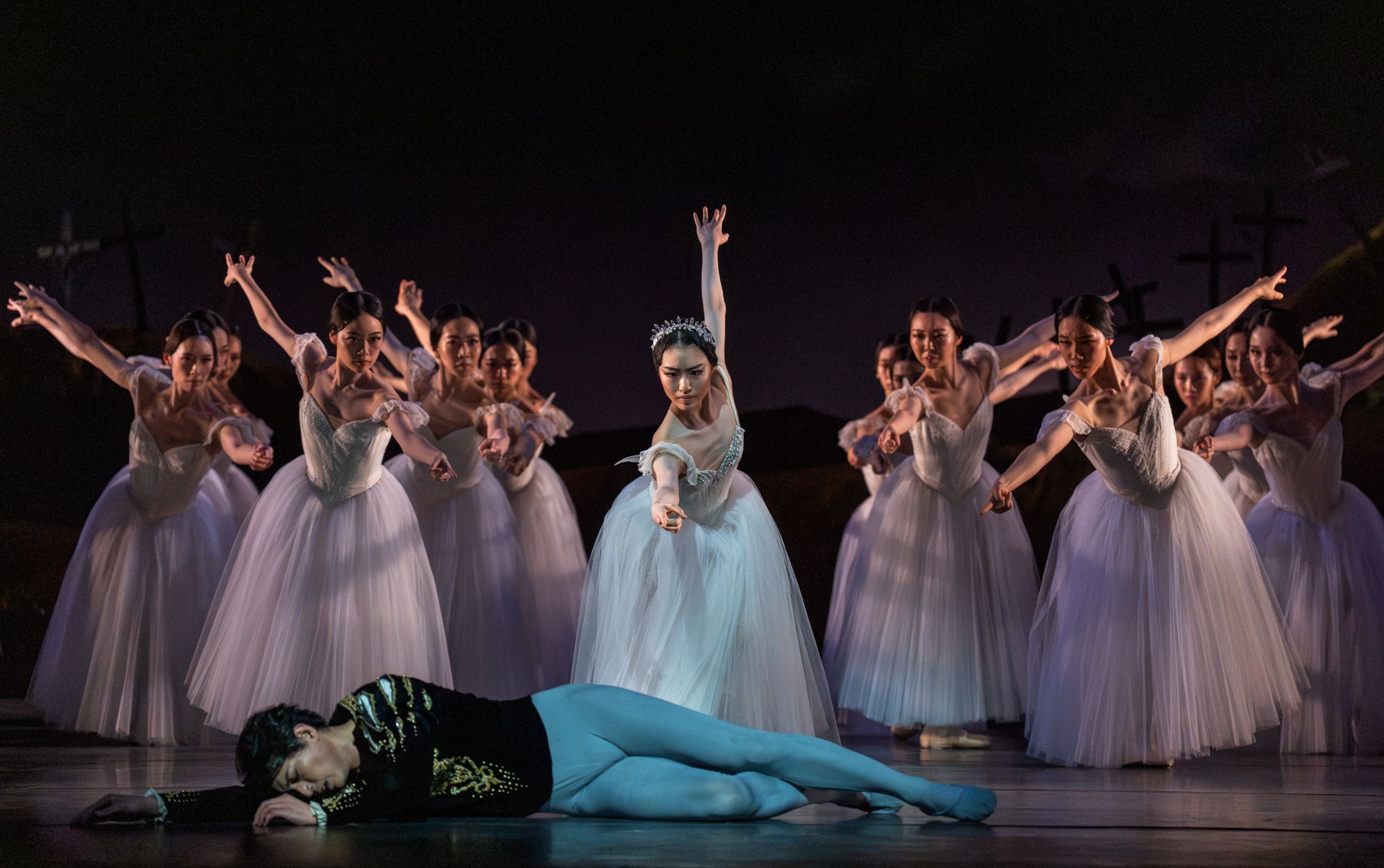 Shun Izawa as Albrecht and Akari Yoshida as Myrtha with National Ballet of Japan in <i>Giselle</i> &copy; Tristram Kenton
