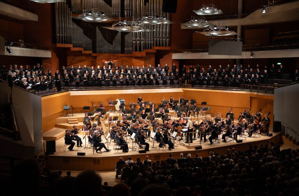 Stephen Bell conducts The Hall&eacute; and Hall&eacute; Choir &copy; Sharyn Bellemakers | The Hall&eacute;