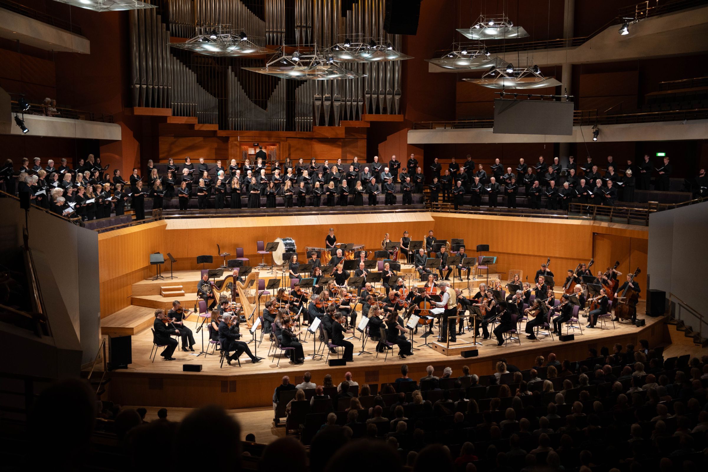Stephen Bell conducts The Hallé and Hallé Choir &copy; Sharyn Bellemakers | The Hallé