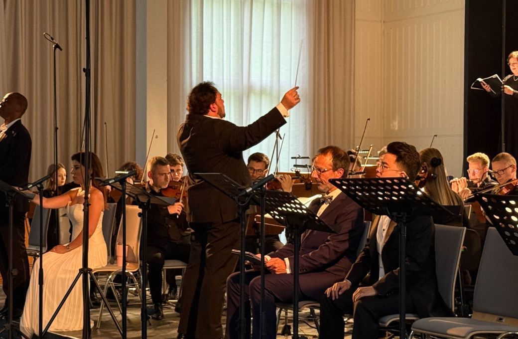 José Miguel Pérez-Sierra conducts <i>Pierre de Médicis</i> © Magdalena Kiwior