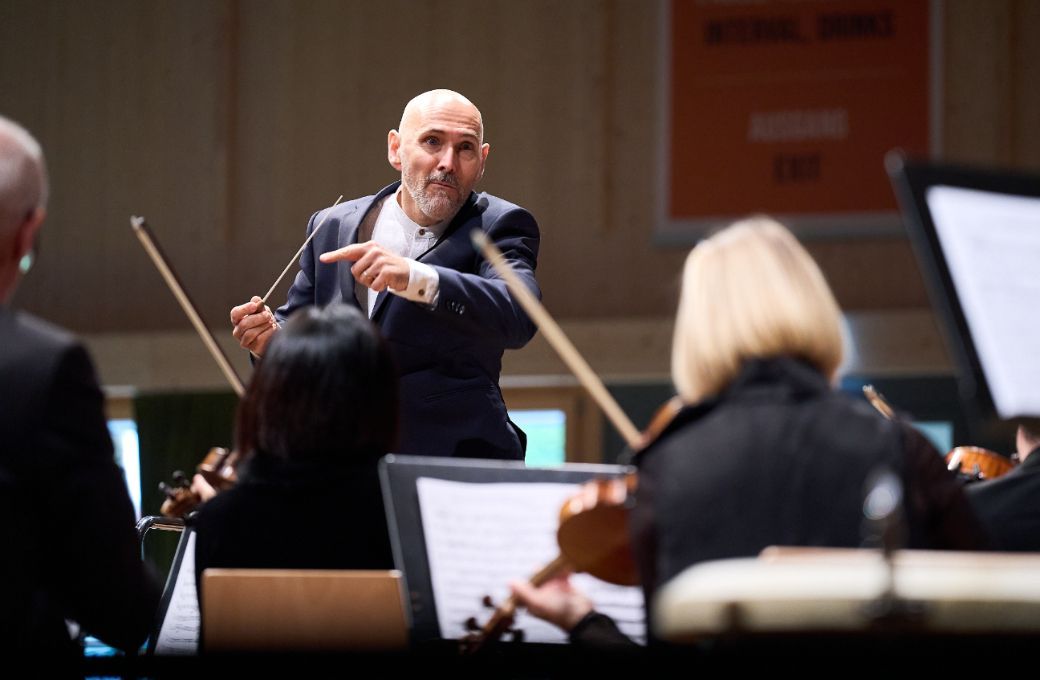 Enrico Onofri conducts the Munich Chamber Orchestra © Benno Hunziker