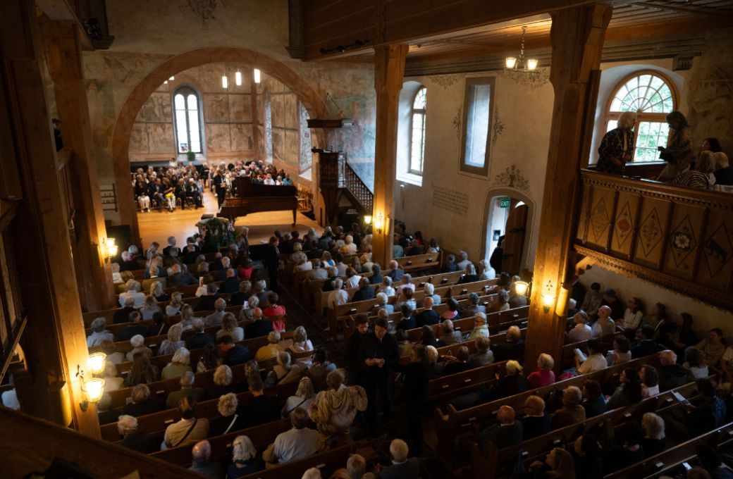 Le Bösendorfer et le public de l'église de Saanen attendant Daniil Trifonov © Raphaël Faux