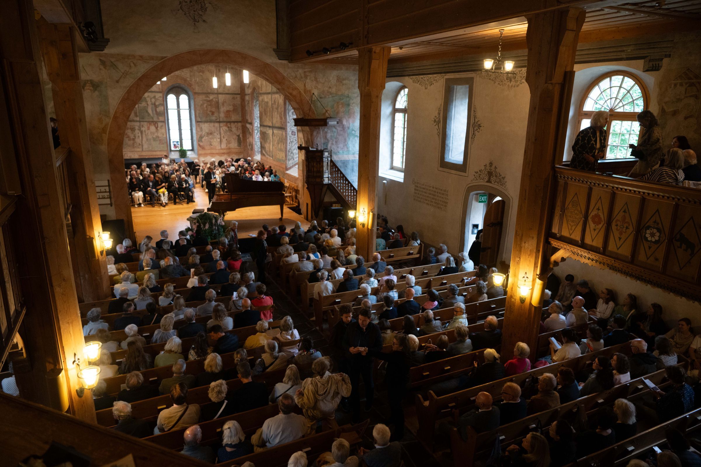 Le Bösendorfer et le public de l'église de Saanen attendant Daniil Trifonov © Raphaël Faux