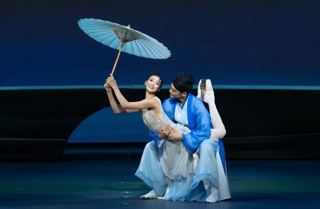 舞剧《白蛇》中，敖定雯饰演白素贞（白蛇）/妻子，吴虎生饰演许仙/丈夫 &copy; Steven Pisano