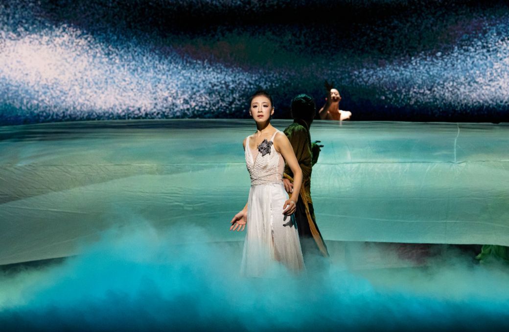 舞剧《白蛇》中，王培先担任编舞，敖定雯饰演白素贞（白蛇）/妻子 &copy; Stephen Pisano