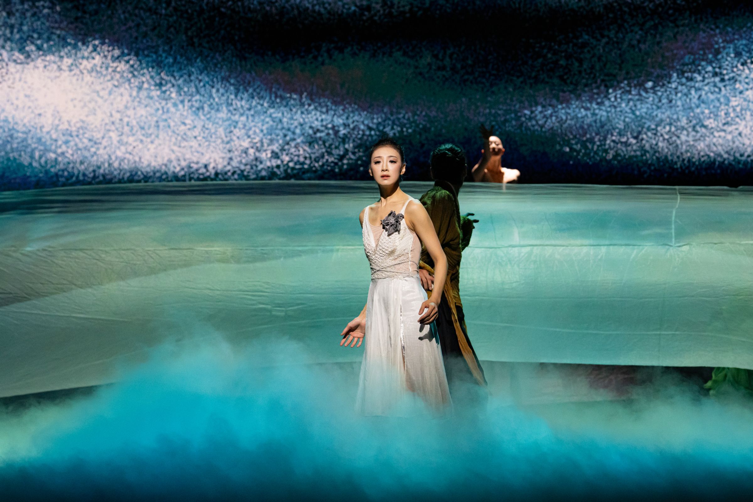 舞剧《白蛇》中，王培先担任编舞，敖定雯饰演白素贞（白蛇）/妻子 &copy; Stephen Pisano