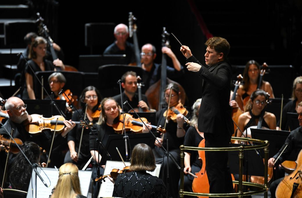 Joshua Weilerstein conducts the BBC Philharmonic Orchestra © BBC | Chris Christodoulou