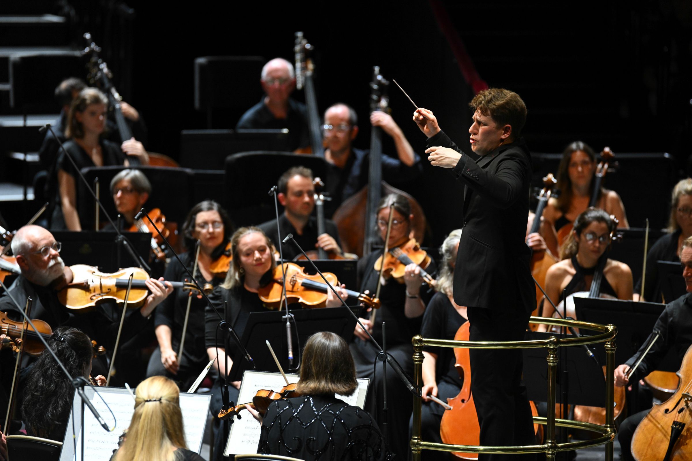 Joshua Weilerstein conducts the BBC Philharmonic Orchestra © BBC | Chris Christodoulou
