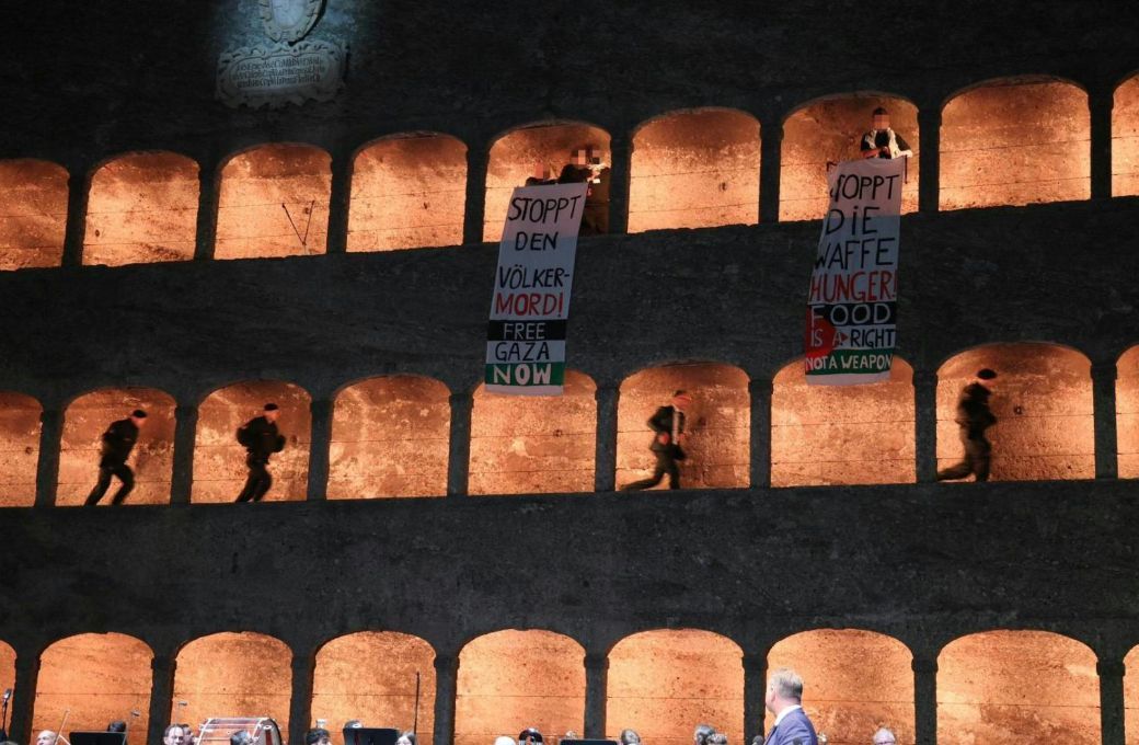 Protest at Salzburg Festival opening © APA | Franz Neumayr