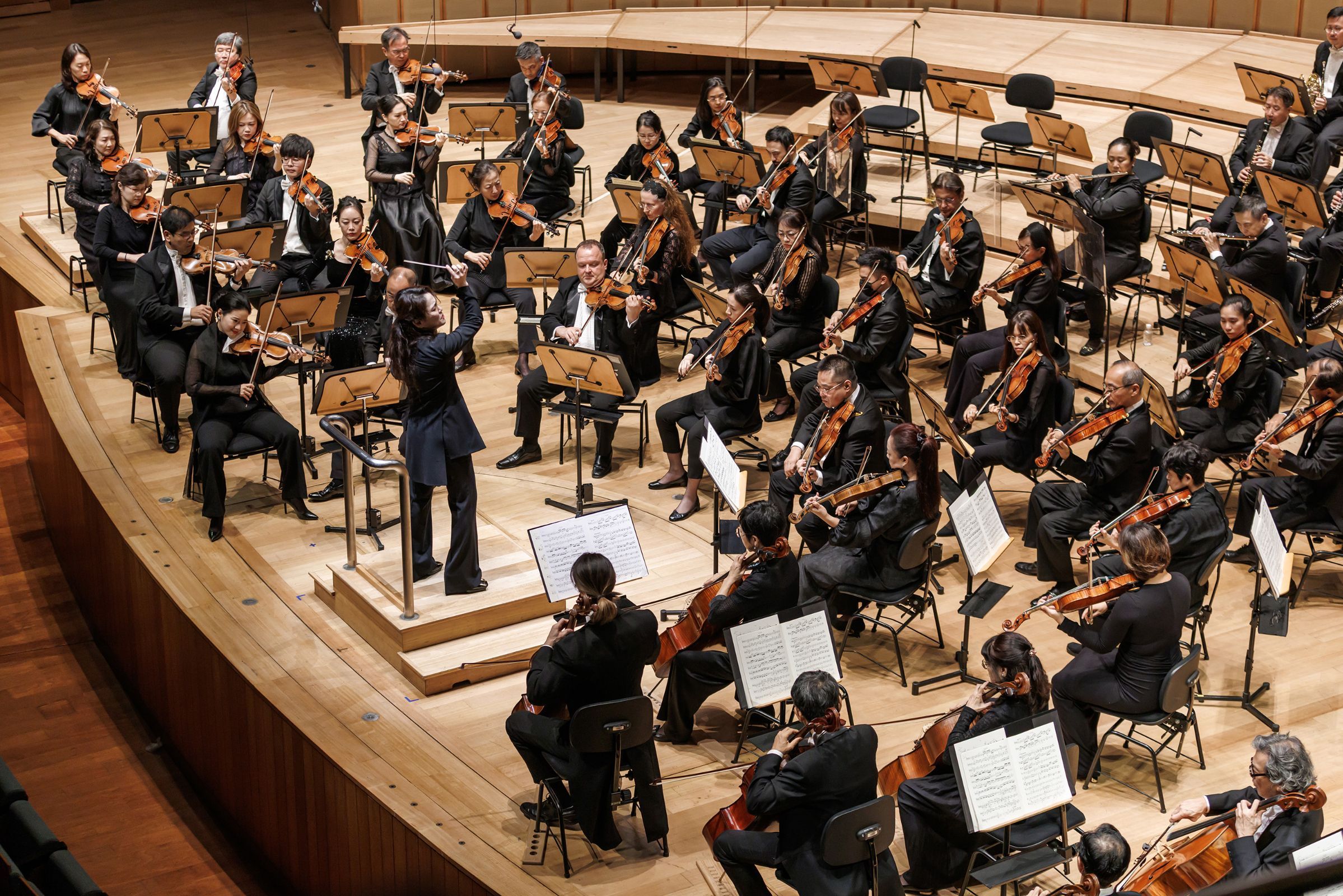 Han-Na Chang conducts the Singapore Symphony Orchestra © Chris P Lim | Singapore Symphony Orchestra