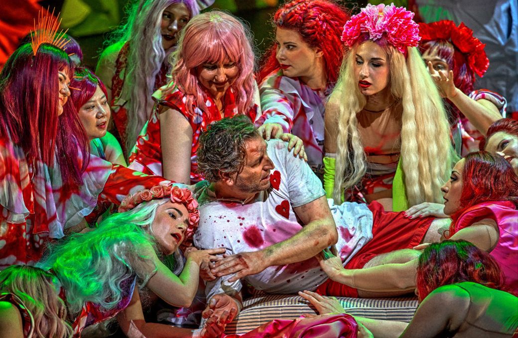 Andreas Schager (Parsifal) mit Klingsors Zauberm&auml;dchen &copy; Bayreuther Festspiele | Enrico Nawrath