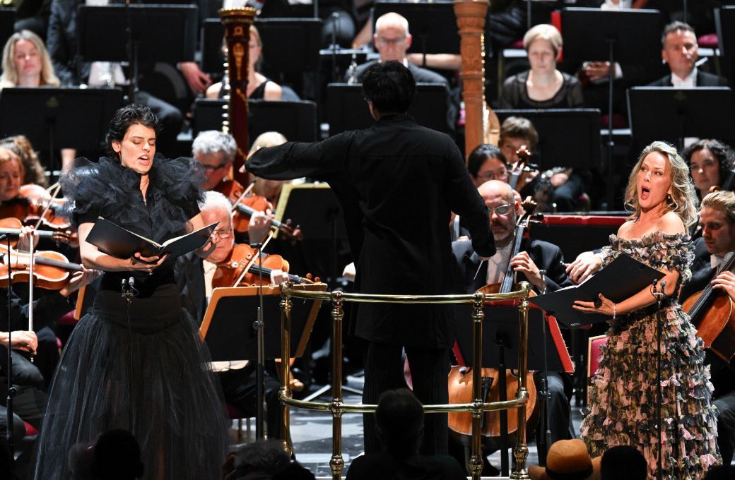 Emily D'Angelo and Mari Eriksmoen with Kahchun Wong and The Hall&eacute; &copy; BBC | Chris Christodoulou