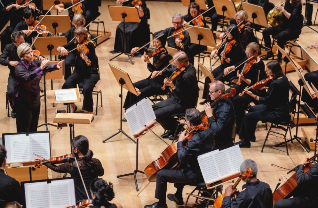 Karen Kamensek conducts the Summer for the City Festival Orchestra of Lincoln Center &copy; Lawrence Sumulong