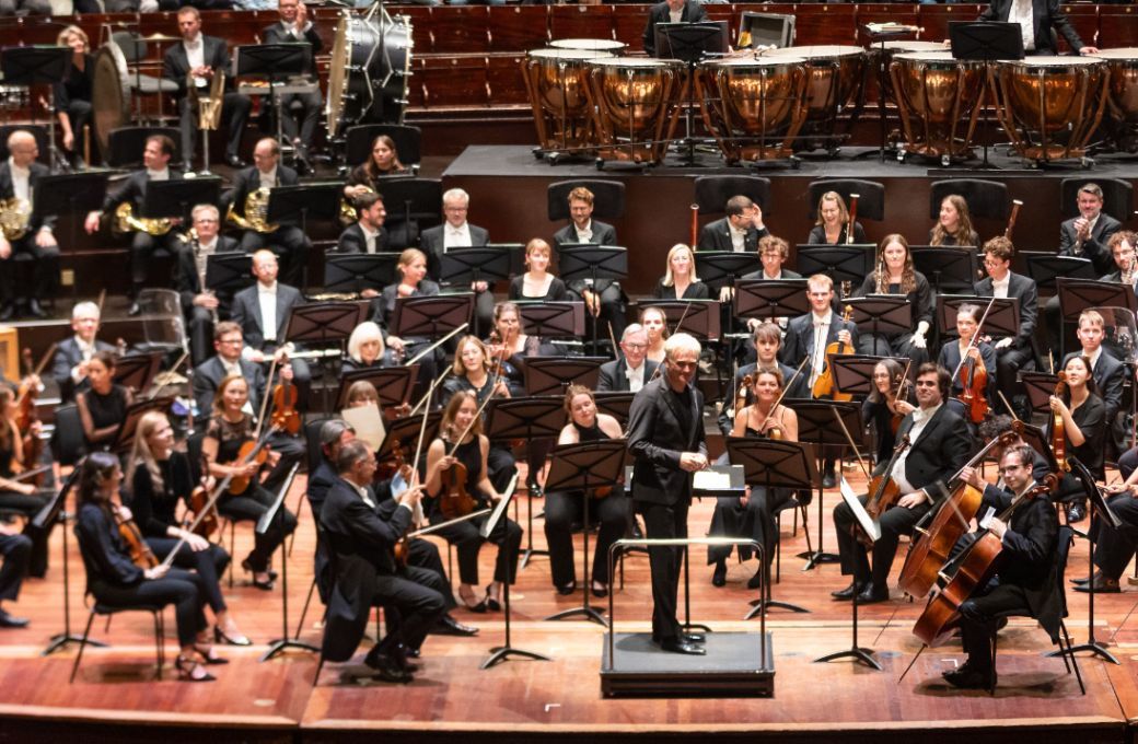 Edward Gardner and the London Philharmonic Orchestra &copy; Jess Shurte