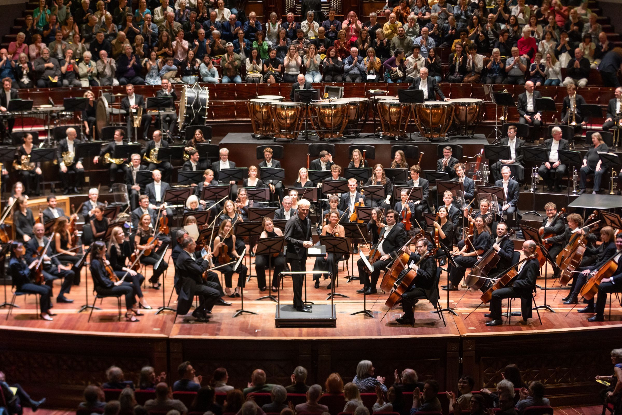 Edward Gardner and the London Philharmonic Orchestra &copy; Jess Shurte