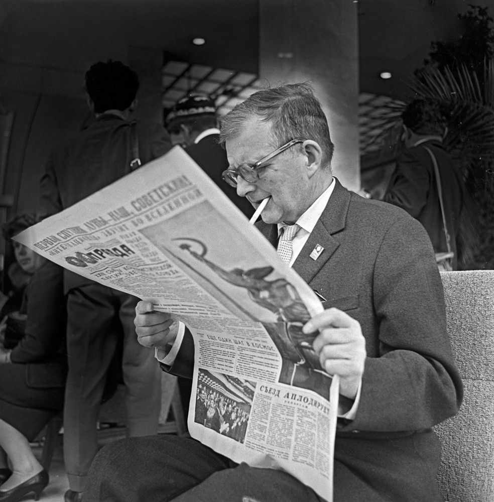 Shostakovich reads <i>Pravda</i> in 1967 &copy; Lev Ivanov