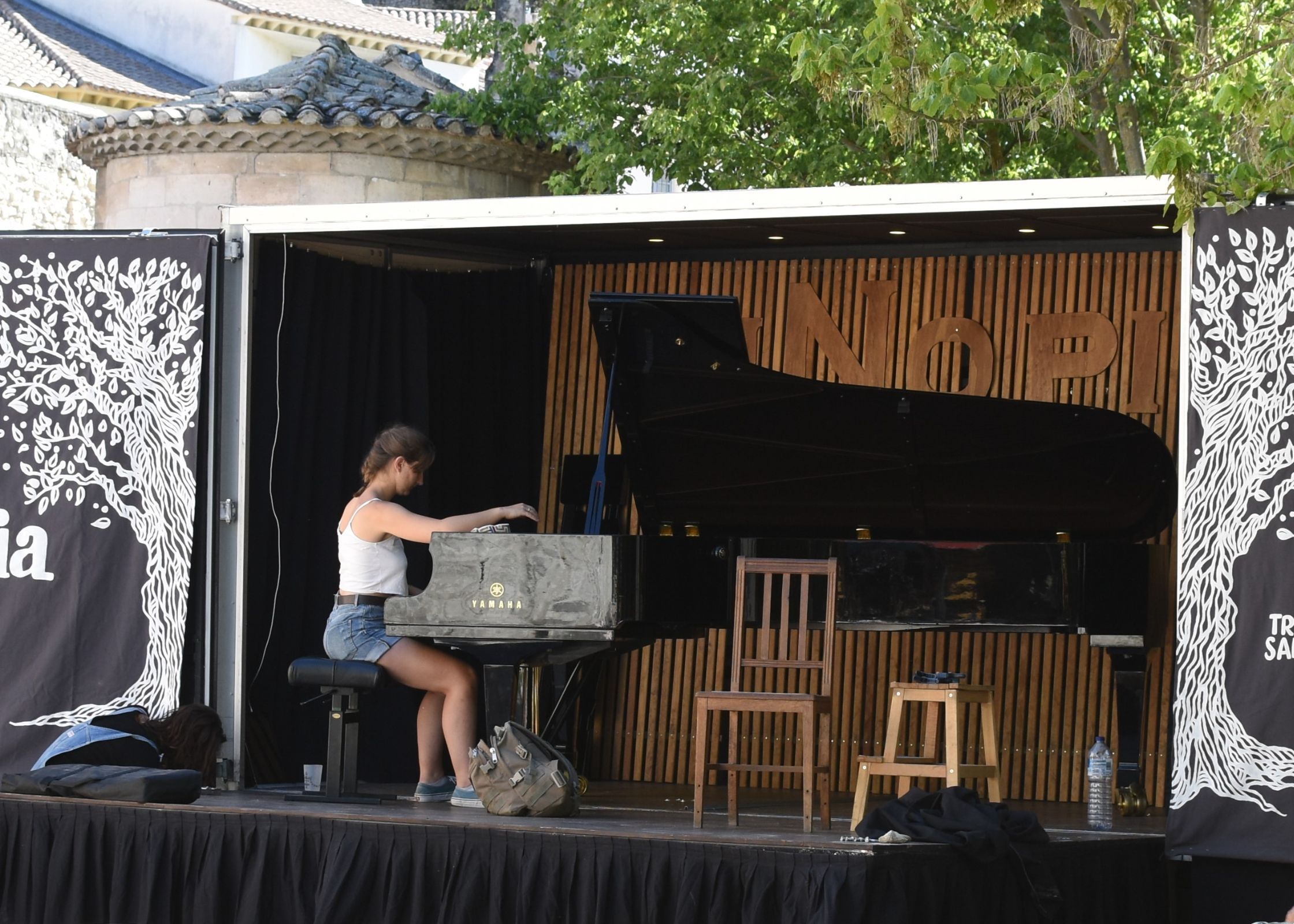 Lénie Carpentras officie sur le piano d'uNopia &copy; Adélie Lopez